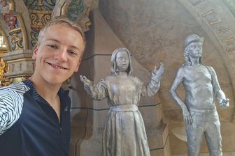 Die Kunst des Solo-Trips: Teenager umrundet den Purple Path auf dem Fahrrad - Radfahrer Tizian Stöckel im Zwickauer Dom mit „Engel und Bergmann“ von Christina Doll auf dem Purple Path.