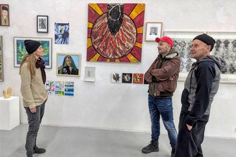 Die Kunst kommt nach Hause - Suse Schubert, Thomas Feldberg und Frank Maibier (von links) in der Jahresendausstellung der Galerie Oscar im Weltecho unter dem Motto "Prima Klima". Auch an verstorbene Chemnitzer Künstler wird erinnert: In der Bildmitte eine Arbeit von Georg Dick.