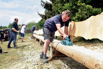 Die längste Bank des Vogtlands ist fertig - In Gemeinschaftsarbeit ist auf dem Herrenberg in Zwota eine 30,70 Meter lange Riesenbank gebaut worden. Unter anderem gab Christian Schuster ihr den letzten Schliff.