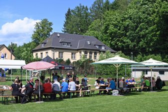Die längste Kaffeetafel Mittelsachsens? 173 Sportler feiern Jubiläum des SV Grün-Weiß Breitenau - Eine Kaffeetafel ist auf dem Fußballplatz für „130 Jahre SV Grün-Weiß Breitenau“ aufgebaut.