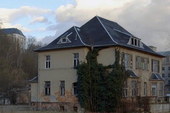 Die Lager sind unter uns - Als Sachsen von einem Netz von KZ überzogen war - Die Kommandantenvilla in Sachsenburg. Auf dem Areal wird "Zustand und Gelände" am Samstag gezeigt.