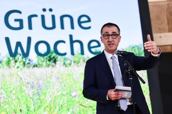 Die Landwirtschaftspolitik der Bundesregierung: Ein wenig ertragreiches Jahr - Bundesagrarminister Cem Özdemir (Grünen) bei der Grünen Woche in Berlin.