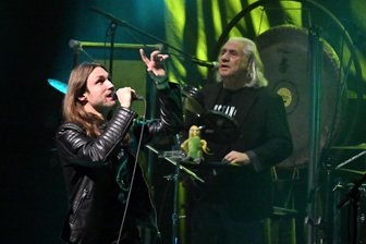 Die lange Reise der Stern-Combo Meißen und ein Auftritt in Chemnitz - Die Gegenwart und die Geschichte der Stern-Combo Meißen: Sänger und Keyboarder Manuel Schmid (vorn) und der Gründer der dienstältesten deutschen Rockband Martin Schreier.