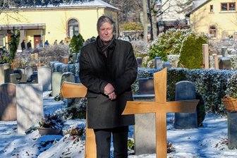 Die langen Schatten der DDR: Warum Pfarrer Käbisch am Sarg eines alten Gegners spricht - "Lange Schatten meiner Stasi-Bearbeiter", so heißt das Buch, das Edmund Käbisch geschrieben hat. Nun blickt er auf das Grab eines Mannes, der damals auf der anderen Seite stand.