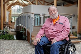 Die langen Schatten einer fast vergessenen Krankheit im Erzgebirge - Jürgen Dürrschmidt in der Kurparkhalle der Rehabilitationsklinik Miriquidi in Thermalbad Wiesenbad: der Ort, den wie er viele der Betroffenen schon seit frühester Kindheit von Kuraufenthalten kennen. Am Wochenende sehen sich viele von ihnen beim großen Jubiläumstreffen der Selbsthilfegruppe der Polios im Erzgebirge wieder. 