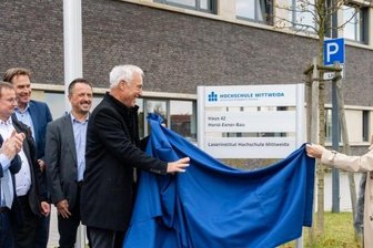 Die Laser-Exzellenz hat jetzt einen Namen - Horst Exner (Bildmitte) enthüllt den neuen Namen des Forschungsbaus am Laserinstitut Hochschule Mittweida.
