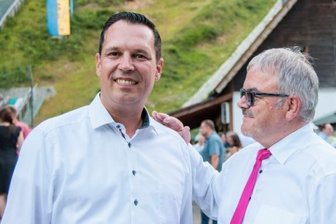 Die Last auf Rico Antons Schultern - Frank Vogel (r.), der am 31. Juli den letzten Arbeitstag hat, sieht in Rico Anton - hier kurz nach dem Wahlsieg - einen guten Nachfolger. 