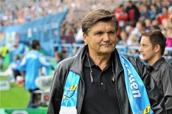 Die lebende Legende: Kulttrainer Hans Meyer wird 80 - Hans Meyer ist im August 2010 zu Gast beim DFB-Pokalspiel des Chemnitzer FC gegen den FC St. Pauli. Vor der Partie wurde der ehemalige FCK/CFC-Trainer zum Ehrenmitglied des Clubs ernannt.