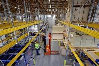 Die „Lebensbrücke“ in Niederlungwitz kann mit flexibler Logistik punkten - Danny Schmidt (links) und Dirk Lupke bei der Arbeit in der neuen Lagerhalle der Werkstatt für angepasste Arbeit Lebensbrücke“ in Niederlungwitz.