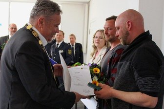 Die Lebensretter vom Annaberger Herzog-Georg-Ring geehrt - Oberbürgermeister Rolf Schmidt ehrte am Donnerstag die Lebensretter aus dem Herzog-Georg-Ring. 