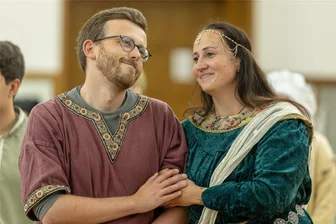 Die Legende von Rodewischs Gründung: „Mit einem Wisch fing alles an“ - Nur eine kurze Liebe ist Bogdan von Planschewitz (Matthias Ditscherlein) und Lisana (Sindy Hertel) vergönnt. Bogdan wird im Kampf mit den Franken getötet und seiner Braut eine blutgetränkte Schärpe, den „roten Wisch“ hinterlassen.