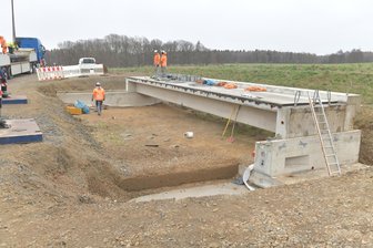 Die Lego-Brücke an der B 173 bei Kleinschirma ist Geschichte - An der B 173 werden bei Kleinschirma die Brückenelemente für die Baustellenumfahrung verladen und abtransportiert.