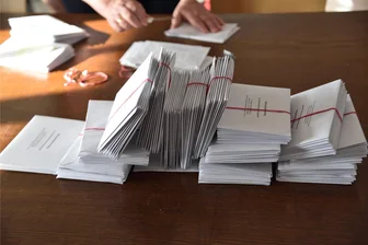 Die Lehren nach der Mammutwahl: Plauen braucht mehr Kabinen und will Briefwahlvorstände stärken - Etwa die Hälfte der Wählerinnen und Wähler in Plauen und im Umland hat die Möglichkeit der Briefwahl genutzt. Daraus ergeben sich Konsequenzen: Dieser Trend muss künftig bei der Auszählung stärker berücksichtigt werden.