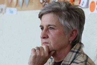 Die Lehrer der Tafelrunde: Wie eine Oberschule im Vogtland um neue Pädagogen kämpft - Anke Barth setzt zur Gewinnung weiterer Lehrkräfte auf ein Kennenlern-Cafe in der Schule.