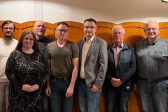 Die Lengenfelder Bürgermeister-Wahl rückt näher: „Das von Frau Magwas habe ich auch schon gehört“ - Starkes Mandat für Michael Heuck (Dritter von rechts). Die Bürgerinitiative Lengenfeld BIL wählte ihren Vorsitzenden am Dienstagabend im Hotel „Lengenfelder Hof“ ohne Gegenstimme zum Bürgermeister-Kandidaten.