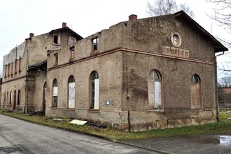 Die letzte Fahrkarte vor einer halben Ewigkeit verkauft: Was aus dem verfallenden Bahnhofsgebäude in Hohenfichte werden soll - Der ehemalige Bahnhof von Hohenfichte ist jetzt in Besitz der Gemeinde Leubsdorf.