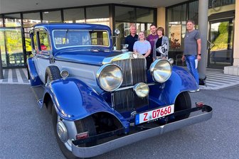 Die letzte ihrer Art: Horch-Luxus-Limousine in Reichenbach zu sehen - Joachim Blum, Samantha Pilarzeck und André Meyer vom Team des August-Horch-Museums Zwickau bei der Übergabe der neuen Leihgabe an Marion Lange und Hans-Werner Schmiedl von der Arbeiterwohlfahrt Vogtland, Bereich Reichenbach (von links).