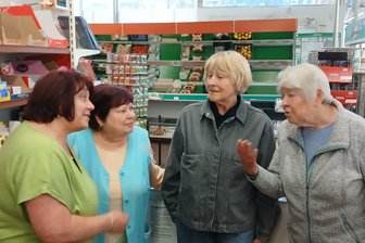 Die letzte „Kaufi“ in Werdau schließt: „Es war eine schöne Zeit und mein Leben“ - Lieselotte Seckendorf (re.), Tochter Susanne Schöll (2. v. r.) beim Schwatz mit Ramona Philipp (li.) und Christine Oettler.