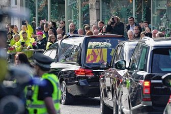 Die letzte Reise der Queen hat begonnen - Der Leichenwagen mit dem Sarg von Königin Elizabeth II., der mit der königlichen Standarte von Schottland geschmückt ist, fährt auf seinem Weg von Balmoral nach Edinburgh durch Ballater.