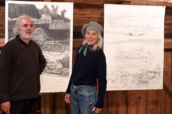 Die letzte Sommergalerie am Hofefeld in Frauenstein ganz in Familie - Susanne und Carsten Gille in ihrer Sommergalerie in der Scheune am Hofefeld in Frauenstein. Im Hintergrund Kohlezeichnungen von Anna Gille.