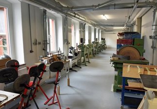 Die letzten Pinselstriche vor dem Umzug - Seit Montag rollen Transporter an, um Maschinen, Material und Ausrüstungen in das neue Domizil zu bringen. Blick in eine der neuen Werkstätten.