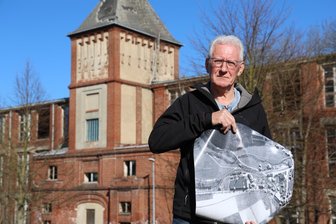 Die letzten Tage des Zweiten Weltkrieges: Erzgebirgischer Ortschronist auf Spurensuche - Olaf Tautenhahn vor der ehemaligen Aktienspinnerei in Gelenau. In der Hand hält er eine Luftaufnahme aus dem Zweiten Weltkrieg.