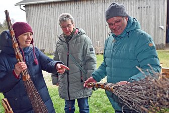 Die letzten Vertreter ihrer Zunft: Seltene Gewerke am Dorfmuseum in Gahlenz - Olaf Eichhorn und Katja Welz fachsimpeln in Gahlenz mit Korbmacherin Christina Halm-Gerstenberg (l.)