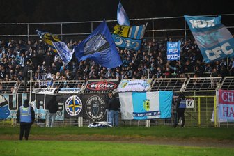 Die letzten zwei Spieltage des Jahres fest terminiert: Wann der Chemnitzer FC, der VFC Plauen und der FSV Zwickau spielen - Die CFC-Anhänger werden wie jüngst beim Auswärtssieg gegen Lok Leipzig auch in Halle die Mannschaft tatkräftig unterstützen.