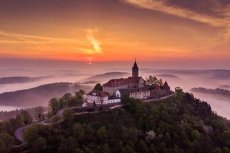 Die Leuchtenburg bei Jena ist erste barrierefrei zugängliche Höhenburg Deutschlands - Seit 800 Jahren thront die Leuchtenburg als „Königin des Saaletals“ auf einem Hügel bei Jena.