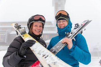 „Die Leute freuen sich auf den Winter“ – Oberwiesenthal startet in alpine Skisaison - Für Hanna Kalweit und Marie Arlt (v. l.) aus Dresden war es am Sonnabend am Fichtelberg eine Premiere. Die Freundinnen nutzten einen Tagesausflug zum Wintersport im Erzgebirge. Bisher sind sie nur in den Alpen Ski gefahren.