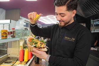 „Die Leute haben damals auf den Döner gewartet“: Die Geschichte einer Gastro-Familie aus dem Vogtland - Im Oelsnitzer „Mem & Zin“ wird das Beste aus dem Döner rausgeholt: Vom Granatapfelkern-Topping bis zum Zitronenspritzer überlässt Unternehmer Firat Cöcelli nichts dem Zufall.