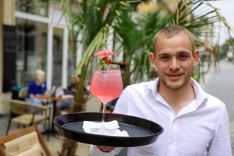 „Die Leute sollen genießen“: Was sich hinter der „Eismanufaktur Glauchau“ verbirgt - Der Chef in der Eismanufaktur, Sabjan Ukpeay, setzt auf italienisches Flair in der Glauchauer Innenstadt.