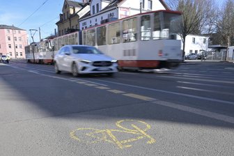 „Die Leute werden sich das merken“: Zwickauer Stadträte bäumen sich ein letztes Mal gegen umstrittenen Radstreifen auf - Der als Provisorium angelegte Fahrradstreifen wird nun dauerhaft bleiben. Zum Ärger vieler Autofahrer.