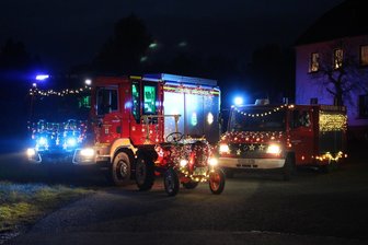 Die Lichterfahrt im vogtländischen Limbach nimmt alle Hürden - Die Limbacher Feuerwehr hat schon mal die Deko für die Lichterfahrt ausprobiert.