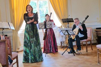 Die Liebe erklingt auf historischen Instrumenten im Hasensaal von Schloss Augustusburg - Ein Teil des Ensembles bei einem Auftritt auf Schloss Hermsdorf. Vorne im grünen Kleid: Sängerin Heike Eva Weiß.