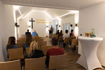 „Die Liebe hört niemals auf“: Friedhofshalle in Erlbach ist frisch saniert - 