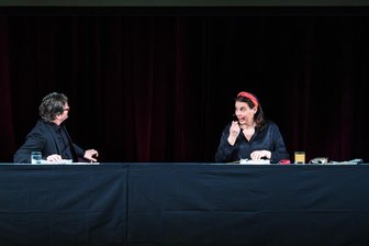 Die Liebe mit Lachfalten betrachtet: Fritz Karl und Elena Uhlig begeistern mit ihrem „Beziehungsstatus: erledigt“ - Wer hat denn hier nun Recht: Er oder sie? Fritz Karl und Elena Uhlig spielten am Mittwochabend in der Stadthalle Chemnitz diverse Beziehungsprobleme und -problemchen durch.