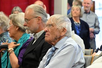Die Liebe zweier Einzelgänger - Auch im hohen Alter lässt Reiner Kunze die Verbindung zu seiner Geburtsstadt nicht abreißen: Der Lyriker bei der Eröffnung der Ausstellung „Ich habe die tschechische Sprache geheiratet" am vergangenen Donnerstagabend in der Oelsnitzer Stadthalle.