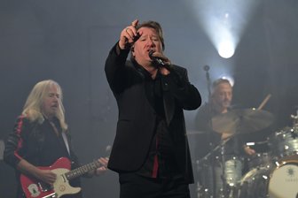 „Die Lieder jetzt sind viel rockiger“: Karat begeistern Fans in der Zwickauer Sparkassen-Arena -