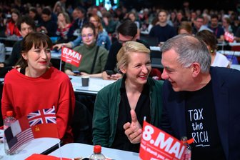 Die Linke im Kampf „gegen die Superreichen“ – sechs Lehren aus dem Bundesparteitag in Chemnitz - Parteivorsitzender Jan van Aken (v.r.) unterhält sich nach seiner Rede mit der Parteivorsitzenden Ines Schwerdtner und Heidi Reichinnek, Fraktionsvorsitzende Die Linke im Bundestag, auf dem Bundesparteitag in Chemnitz. Ziel der Partei ist es, die anstehenden Kommunal- und Landtagswahlen zu bestehen und binnen vier Jahren die Zahl von 150.000 Mitgliedern zu erreichen.