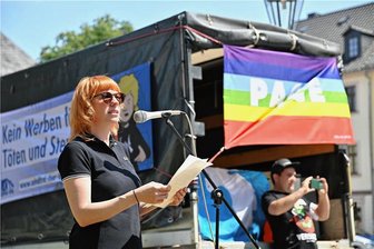 Die Linke schießt sich in Rochlitz auf Nato-Manöver "Air Defender" ein - Am Sonntagnachmittag hat die Partei Die Linke auf einer Friedensdemo in Rochlitz gegen die Nato-Übung "Air Defender 23" demonstriert. Unter anderen hielt die Landtagsabgeordnete Marika Tändler-Walenta eine Ansprache.