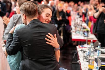 Die Linke versucht den Neustart mit Carola Rackete für Europa - Martin Schirdewan, Parteivorsitzender und Spitzenkandidat auf Platz 1, gratuliert Carola Rackete nach Bekanntgabe ihrer erfolgreichen Aufstellung auf Platz 2 der Kandidatenliste zur Europawahl 2024.