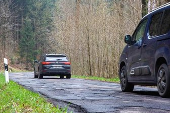 Die Liste der Schlaglochpisten ist lang - Völlig desolat ist der Zustand der Straße zwischen Hammerleubsdorf und Gahlenz. Dort sollen Winterschäden ausgebessert werden. 