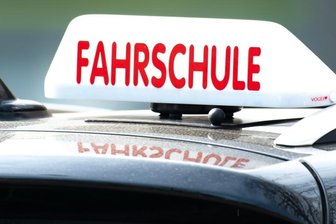 Die Liste wird immer länger: Fahrschüler im Kreis Zwickau müssen ein Jahr auf Unterrichtsstart warten - An den Fahrschulen sind ausgebildete Fahrlehrer derzeit Mangelware.