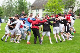 „Die Lok hat keine Bremse“: Zwickau dampft in die Fußball-Landesliga - Die Aufstiegsfeier begann am Samstagnachmittag noch auf dem Rasen des Thalheimer Waldstadions.