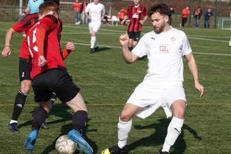 Die Lok nimmt Platz 3 ins Visier - Jonas Wolf (links) vom ESV zeigte bereits im Testspiel gegen Lößnitz, was der Trainer sehen will: eine leidenschaftliche Vorstellung. 