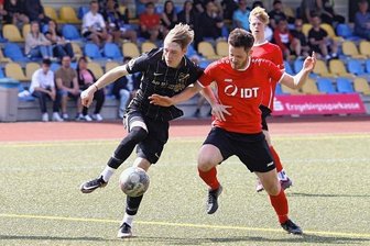 Die Luft im Keller wird immer dünner - Maximilian Wirth (links) und dem SV Auerhammer blieben in Annaberg das Glück verwehrt. 2:0 hieß es am Ende für die Gastgeber.