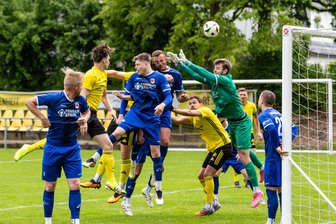 Die Luft ist raus: Nächster rabenschwarzer Tag für Chemnitzer Fußballer - In dieser Szene ging es mal vor dem Tor von Stahl Riesa rund, die Tore fielen aber vor allem auf der anderen Seite – gegen Handwerk Rabenstein.
