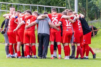 Die Luft wird dünn: Noch drei Spiele bleiben Lößnitz für den Klassenerhalt - Müssen sich zusammenraufen, wenn es mit dem Klassenerhalt etwas werden soll: die Kicker des FC Lößnitz.
