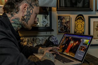 Die Lust am Fesseln: Was der Auerbacher Fotograf „fxhq“ bei einem Shibari-Meister in Japan erlebt - Tätowierer, Fotograf, Künstler: Marcel Preuß alias „fxhq“ bei der Bearbeitung seiner Aufnahmen, die bei einer Performance des Shibari-Meisters Osada Steve entstanden. Ein Teil der Serie ist zurzeit in der Auerbacher Sparkasse zu sehen, weitere Motive will Preuß noch erstellen.